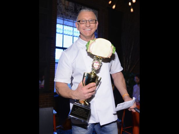 fnd_NYCWFF-Sandwich-Showdown-Robert-Irvine-with-Trophy.jpg.rend.snigalleryslide